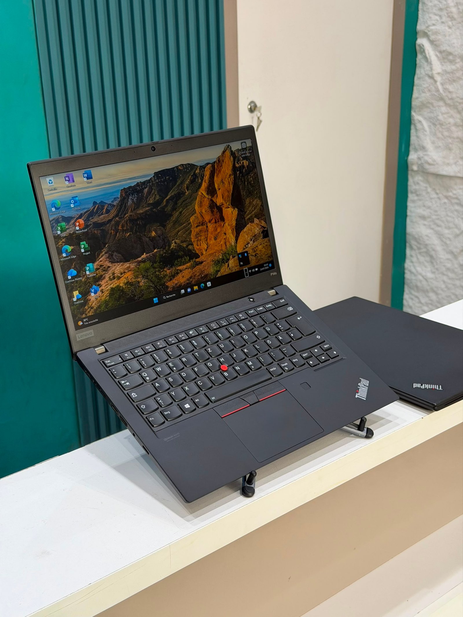 Lenovo ThinkPad P14s Gen 1
Une station de travail mobile pensée pour les professionnels. – Image 5