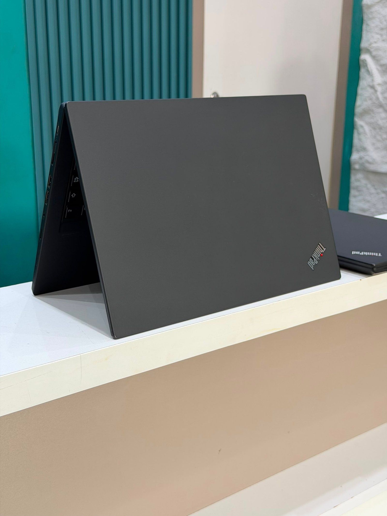 Lenovo ThinkPad P14s Gen 1
Une station de travail mobile pensée pour les professionnels. – Image 7