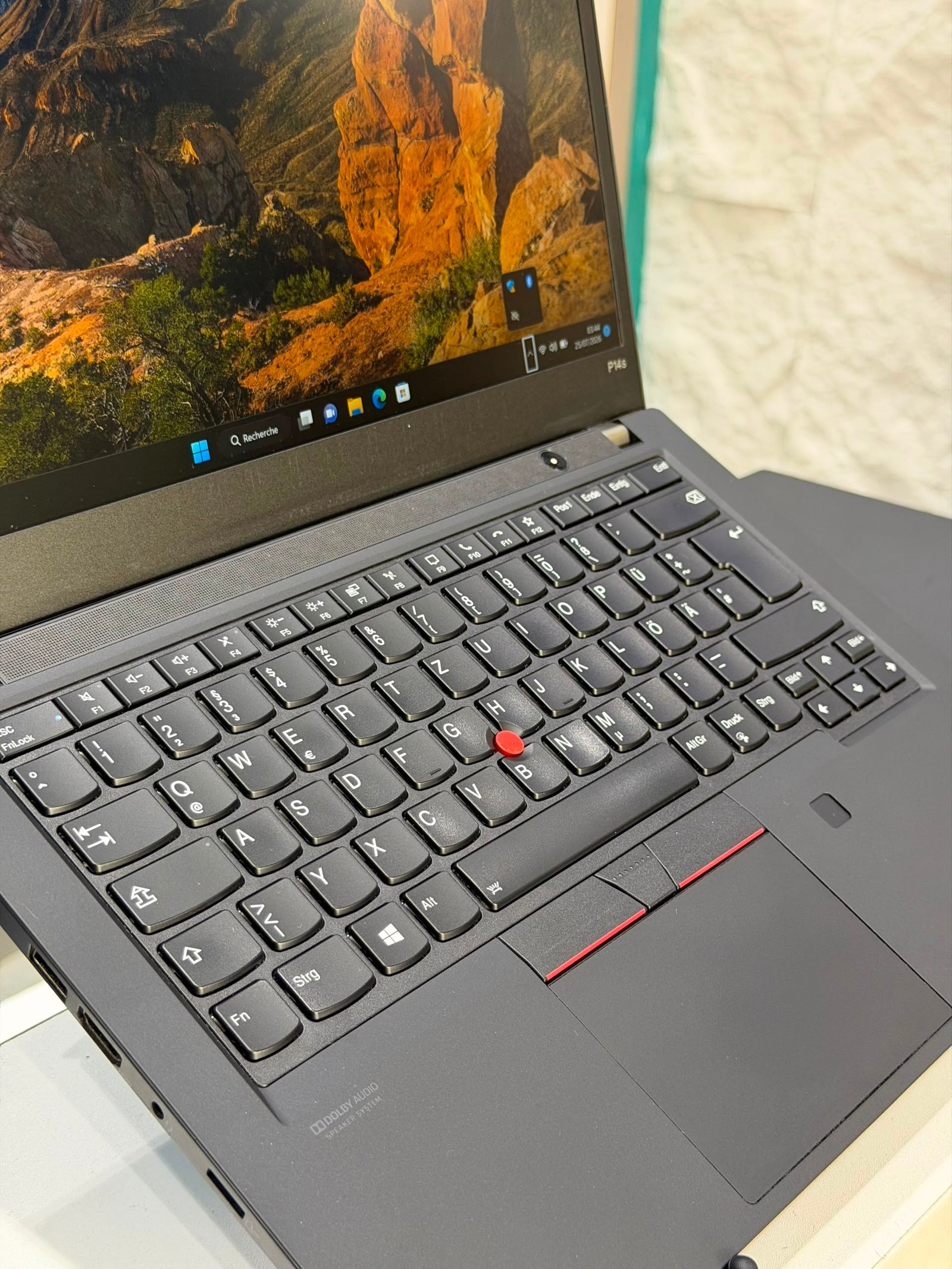 Lenovo ThinkPad P14s Gen 1
Une station de travail mobile pensée pour les professionnels. – Image 6