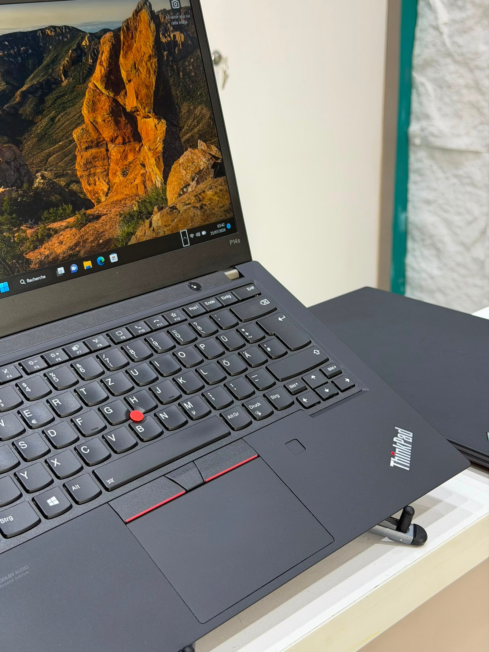 Lenovo ThinkPad P14s Gen 1
Une station de travail mobile pensée pour les professionnels. – Image 3