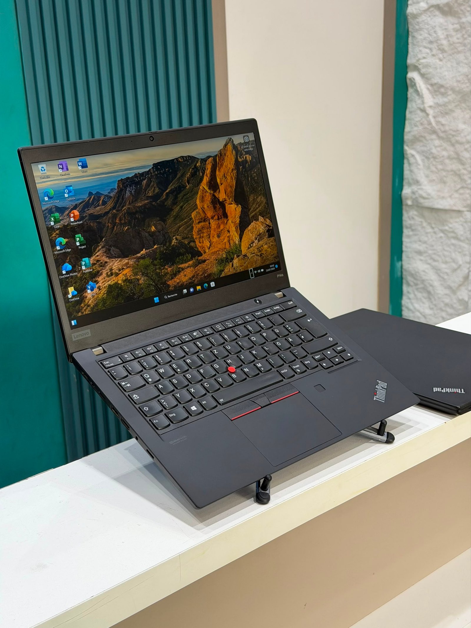 Lenovo ThinkPad P14s Gen 1
Une station de travail mobile pensée pour les professionnels. – Image 2